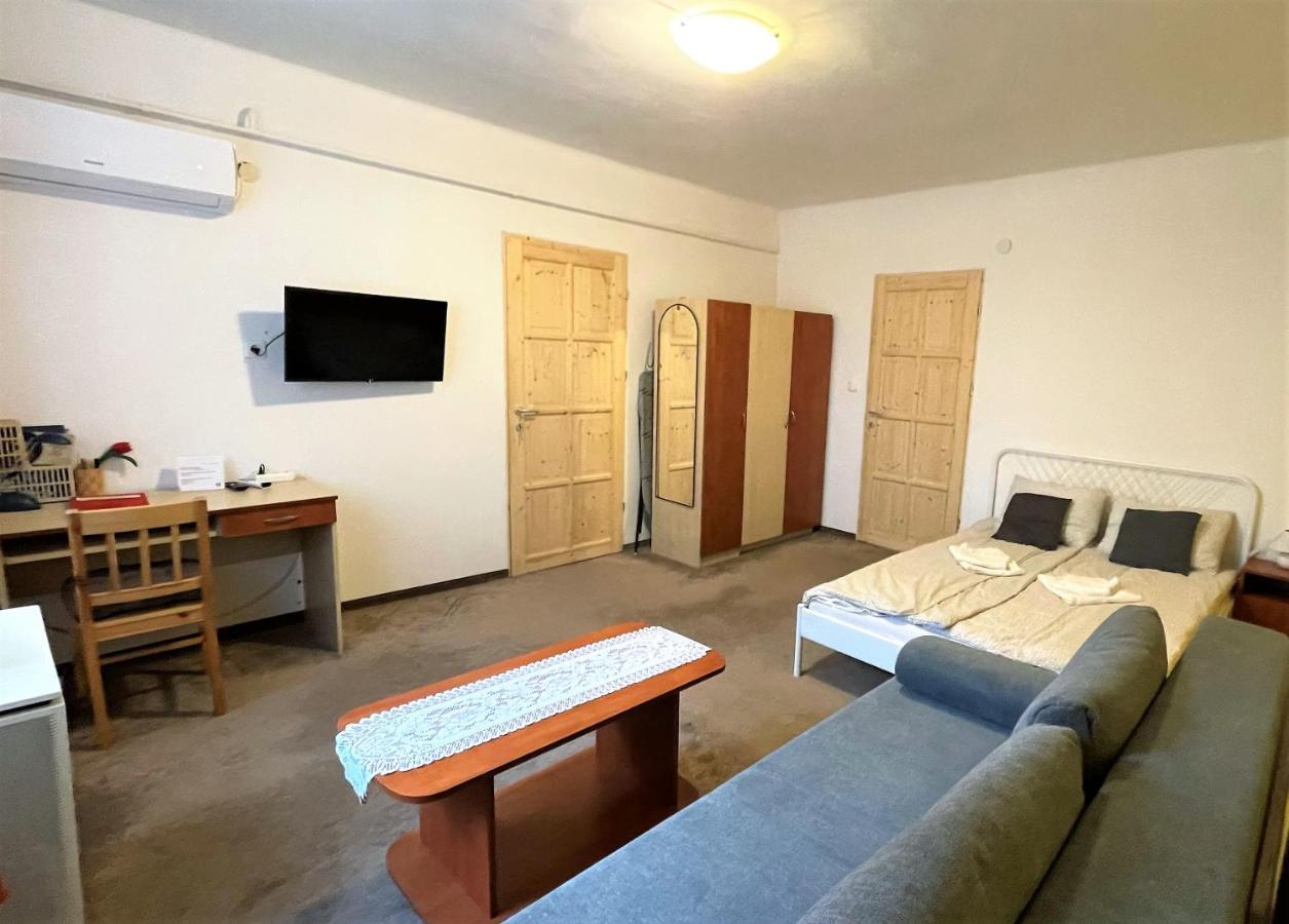Evi Apartman Еґер Екстер'єр фото