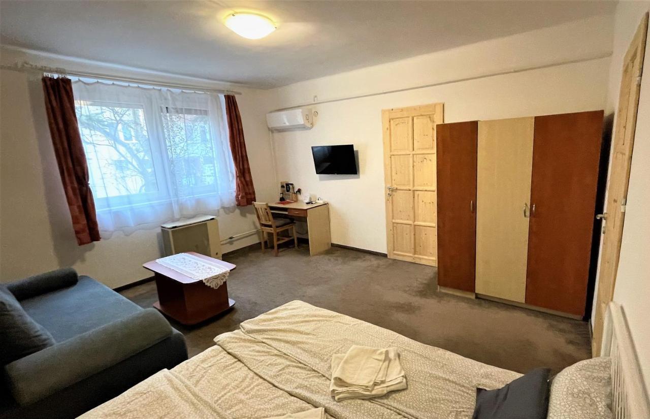 Evi Apartman Еґер Екстер'єр фото