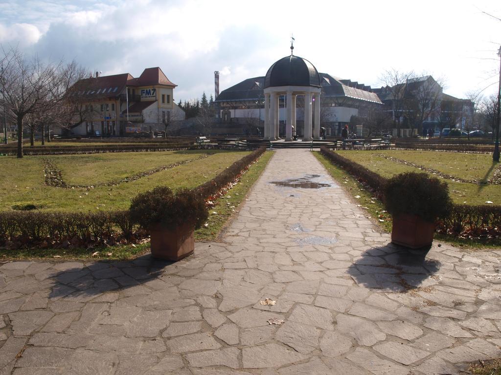 Evi Apartman Еґер Екстер'єр фото