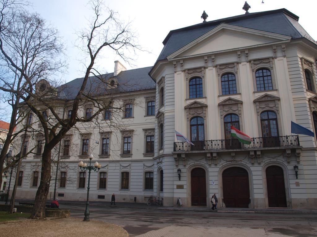 Evi Apartman Еґер Екстер'єр фото
